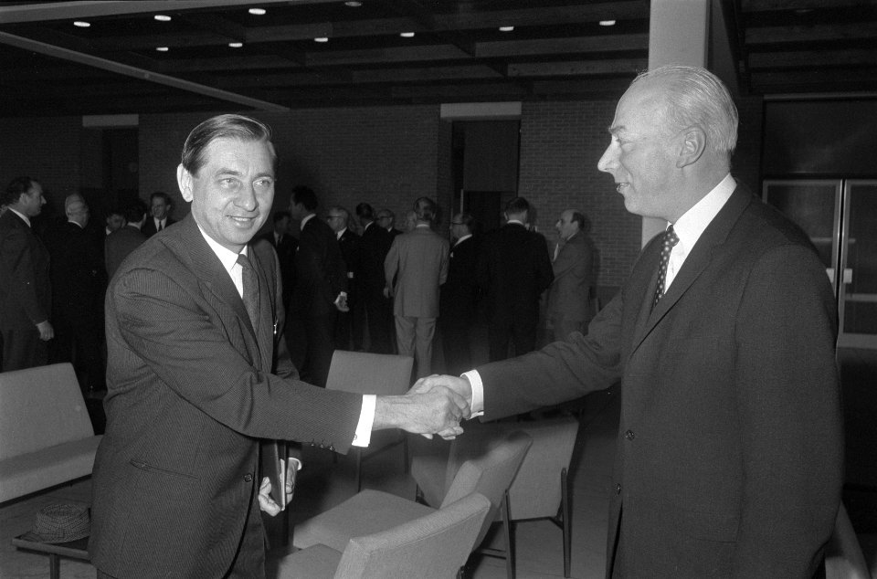 Verkeersvliegers vergaderen in Congrescentrum RAI minister Bakker (rechts) en ca, Bestanddeelnr 922-2141