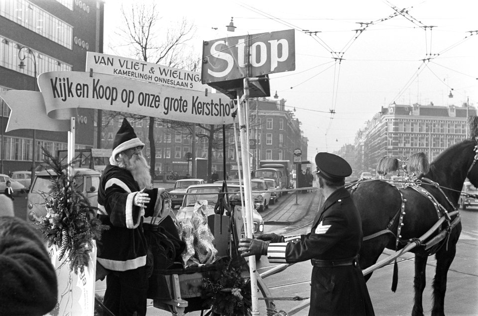 Verkeersagent krijgt kerststukje van de Kerstman, Bestanddeelnr 921-9565