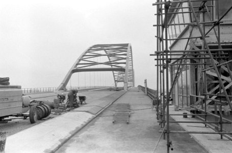 Verkeersbrug over Merwede bij Gorkum bijna klaar, Bestanddeelnr 912-0818