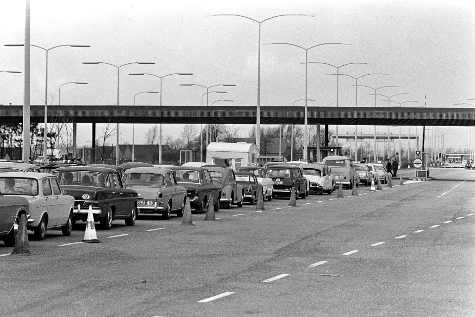 Verkeersdrukte bij grensovergang Bergh om zes uur s avonds, Bestanddeelnr 920-1806