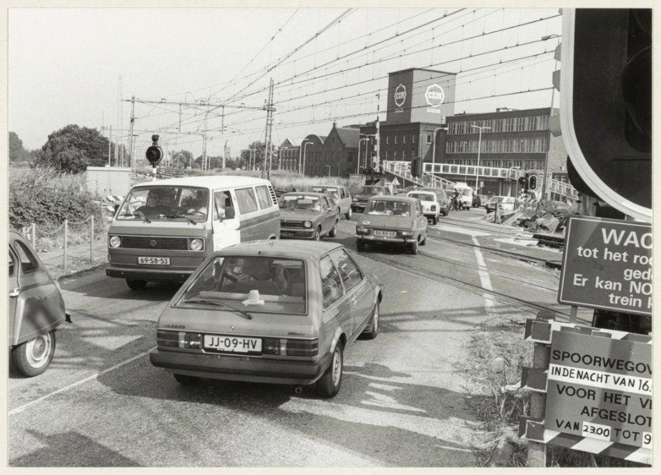 Verkeersdrukte bij de spoorwegovergang bij de CSM suikerfabriek. NL-HlmNHA 54014404