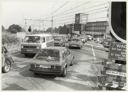 Verkeersdrukte bij de spoorwegovergang bij de CSM suikerfabriek. NL-HlmNHA 54014404