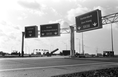 Verkeersplein Ouderijn, grote verlichte verkeersborden, Bestanddeelnr 920-1227