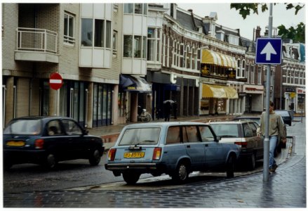 Verkeersborden op de Wagenweg zorgen voor verwarring. NL-HlmNHA 54035232