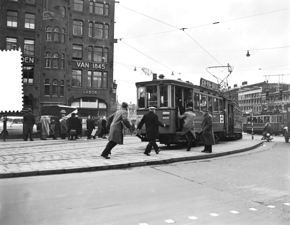 Verkeersplaatje Amsterdam springen op rijdende tram, Bestanddeelnr 907-5517