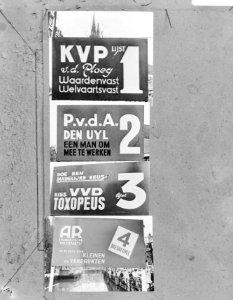 Verkiezingsborden op Amsterdamse bruggen, PSP en Landsbelangen, Bestanddeelnr 920-0159