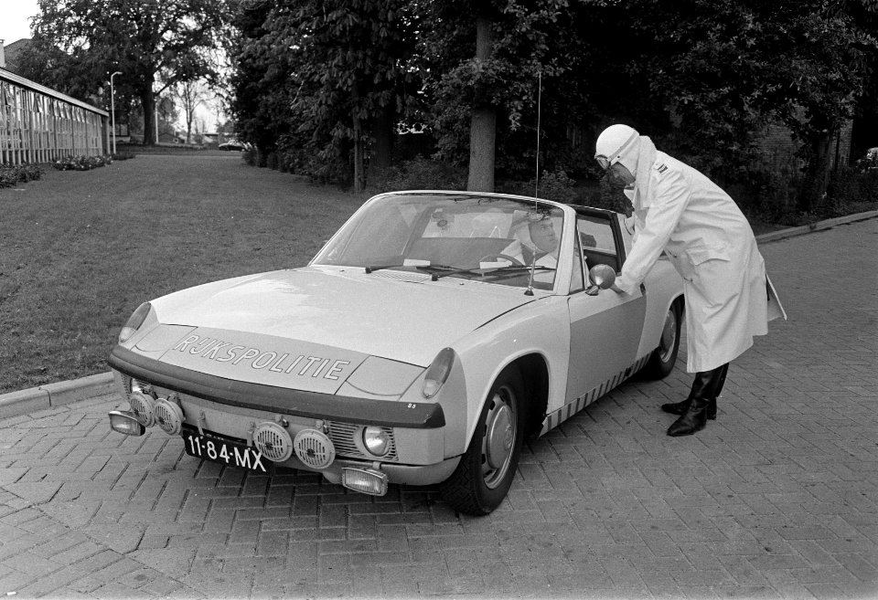 Verkeerscentrale van Rijkspolitie in Driebergen Rijkspolitieagenten in een VW-P, Bestanddeelnr 923-6989