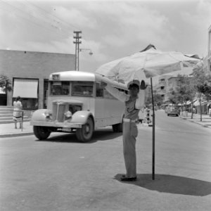 Verkeersregelaar onder een parasol, Bestanddeelnr 255-0249