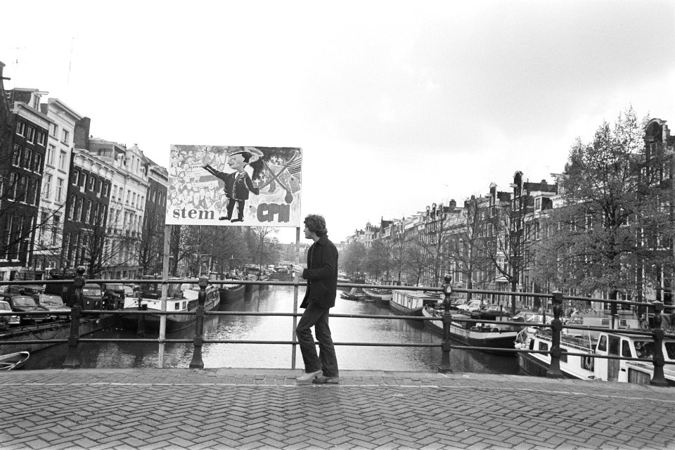 Verkiezingen CPN-verkiezingsbord op brug in Amsterdam, Bestanddeelnr 929-1630