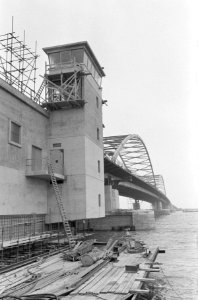 Verkeersbrug over Merwede bij Gorkum bijna klaar, Bestanddeelnr 912-0817