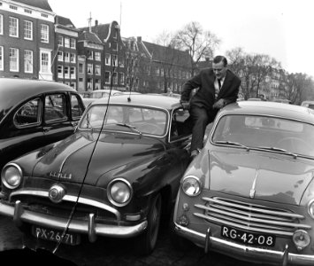 Verkeersperikelen, heer klimt uit parkeerauto, Bestanddeelnr 906-8473