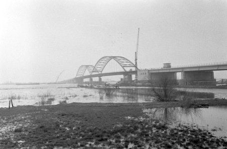 Verkeersbrug over Merwede bij Gorkum bijna klaar, Bestanddeelnr 912-0811