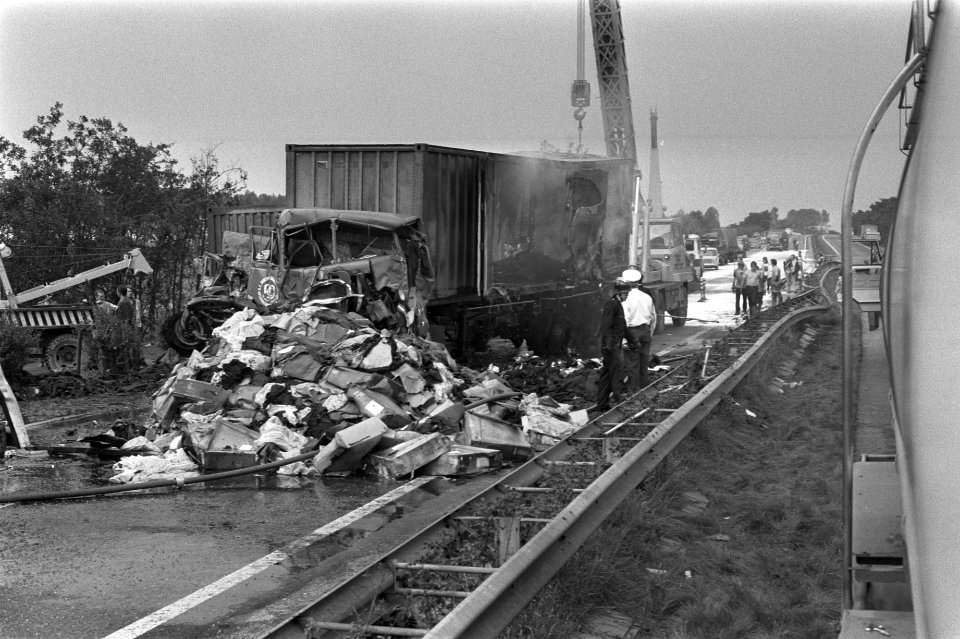 Verkeersramp (13 doden) op weg Rotterdam naar Breda bij Prinsenbeek, Bestanddeelnr 925-8347