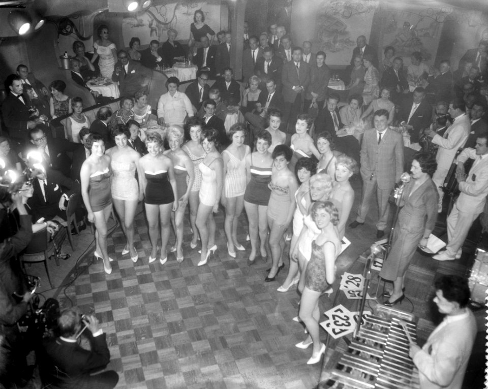 Verkiezing van Miss Holland 1959 in het Casino te Amsterdam. Badpakkenronde, Bestanddeelnr 910-3488