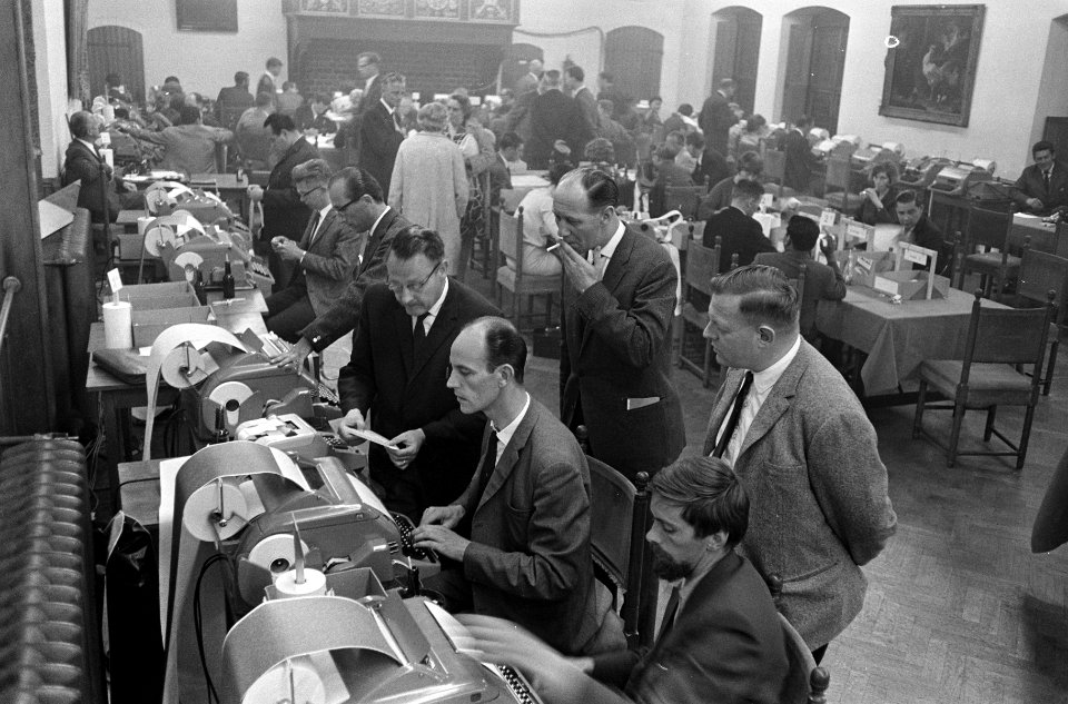 Verkiezingen, mensen achter telexmachines, Bestanddeelnr 919-2122