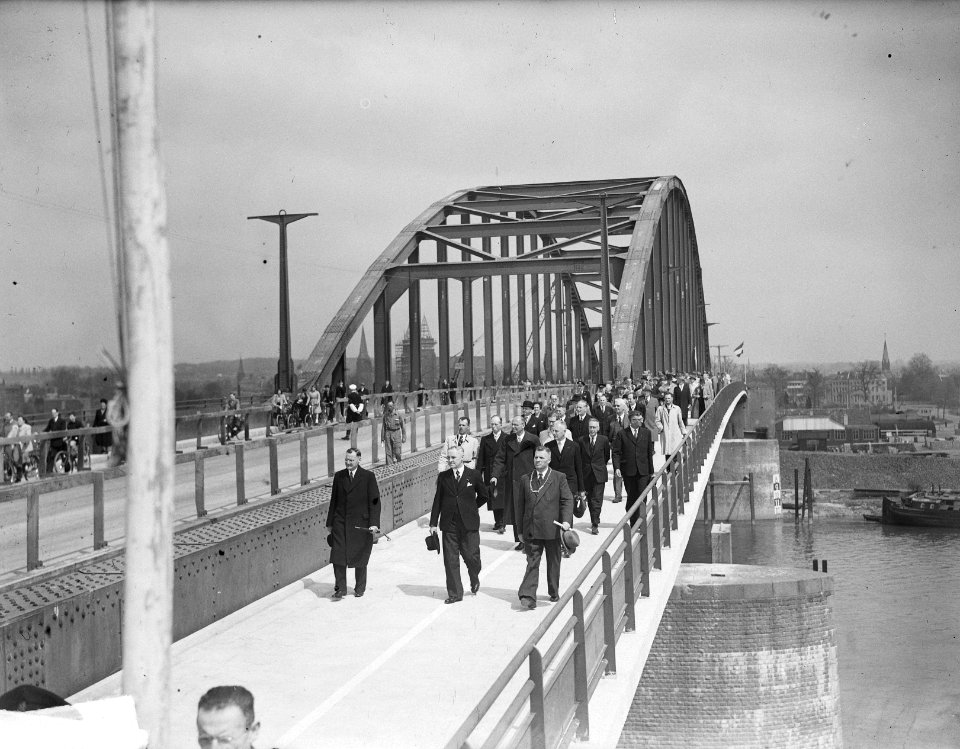 Verkeersbrug te Arnhem in gebruik. Genodigden lopen over het rijwielpad, Bestanddeelnr 903-9507