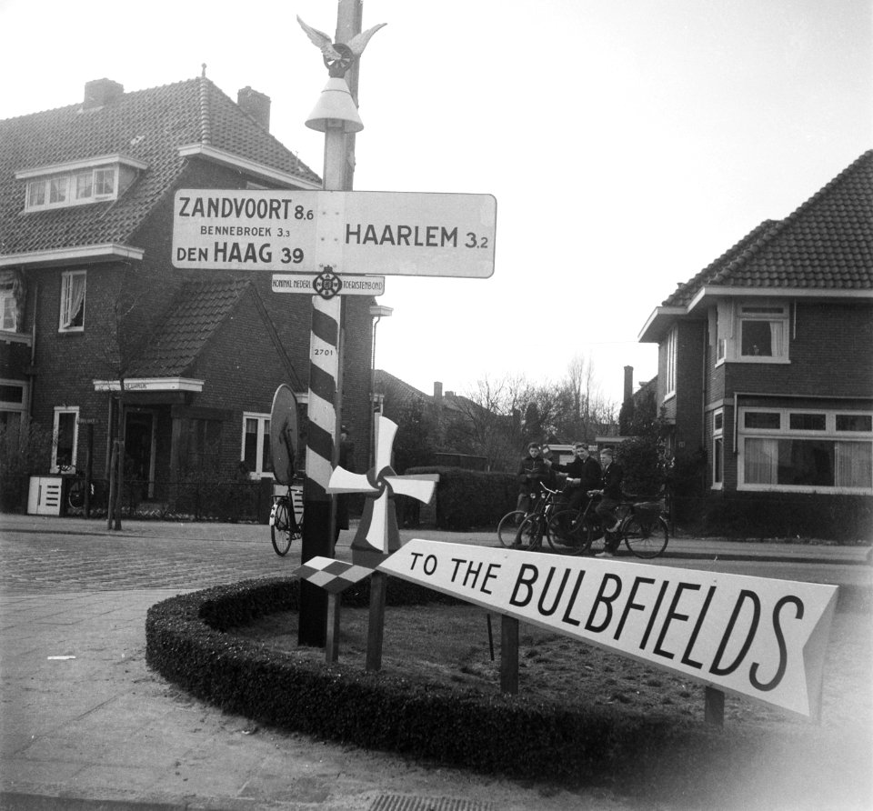 Verkeersborden Bollenstreek met spandoek to the bulbfields, Bestanddeelnr 905-0136