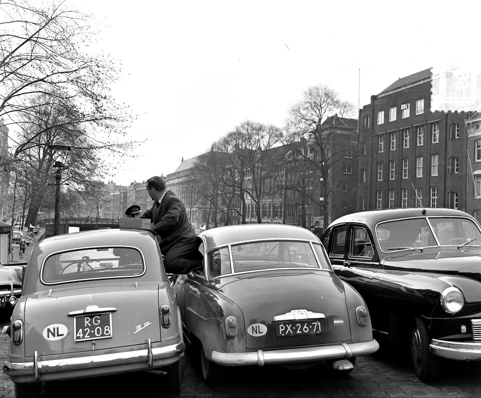 Verkeersperikelen, heer klimt uit parkeerauto, Bestanddeelnr 906-8474
