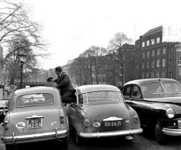 Verkeersperikelen, heer klimt uit parkeerauto, Bestanddeelnr 906-8474
