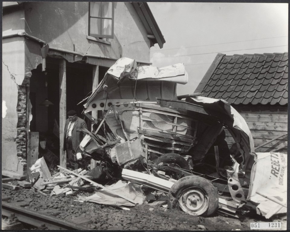 Verkeersongevallen, spoorwegen, wrakken, autos, Bestanddeelnr 051-1231