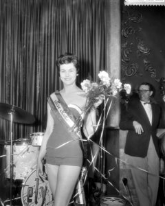 Verkiezing van Miss Holland 1959 in het Casino te Amsterdam, winnares Peggy Erwi, Bestanddeelnr 910-3492 photo