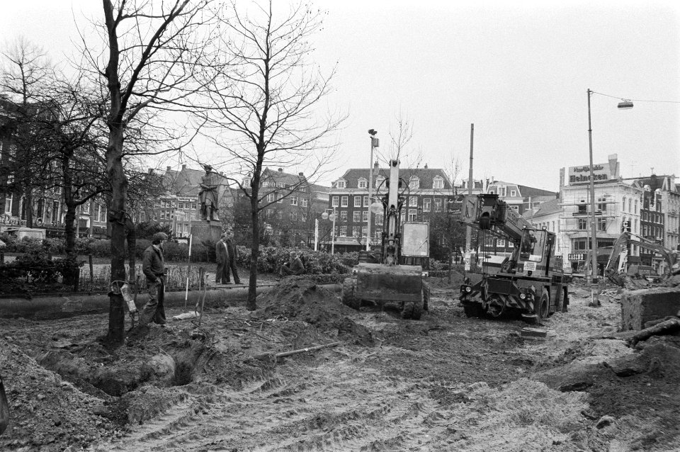 Verkeerssituatie op Rembrandtplein e.o. wordt veranderd opengebroken weg en tro, Bestanddeelnr 933-2548
