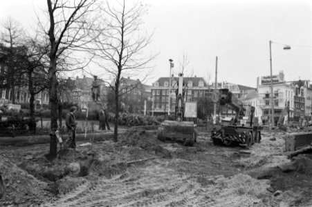Verkeerssituatie op Rembrandtplein e.o. wordt veranderd opengebroken weg en tro, Bestanddeelnr 933-2548