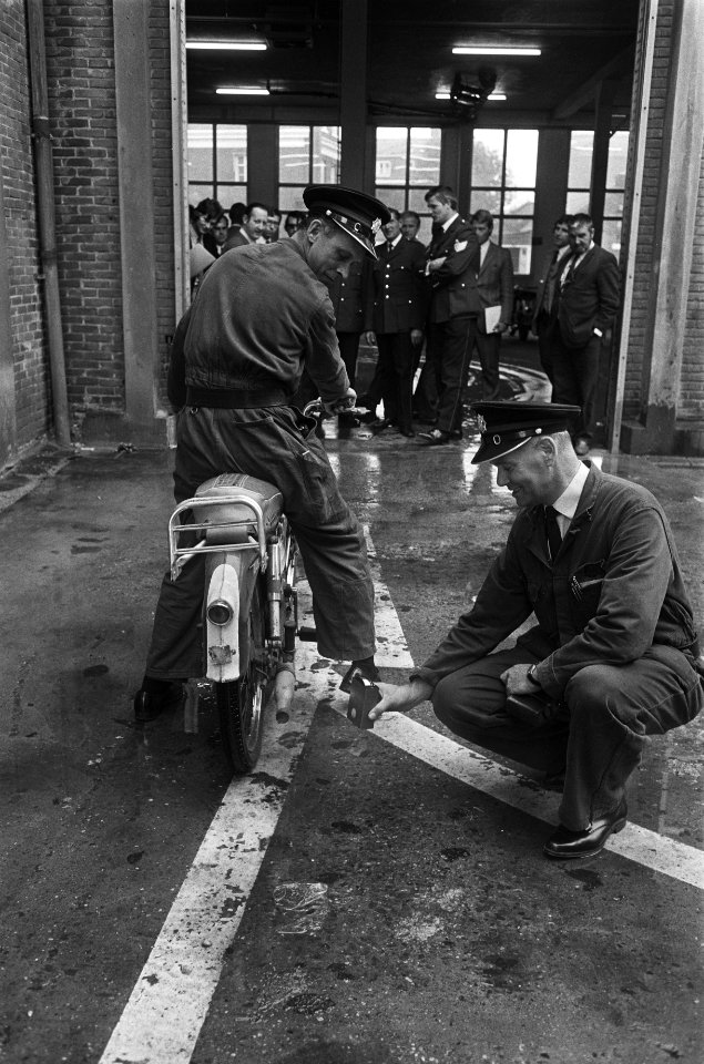 Verkeerspolitie test geluid van de uitlaten van brommers, Amsterdam agent test , Bestanddeelnr 923-9009