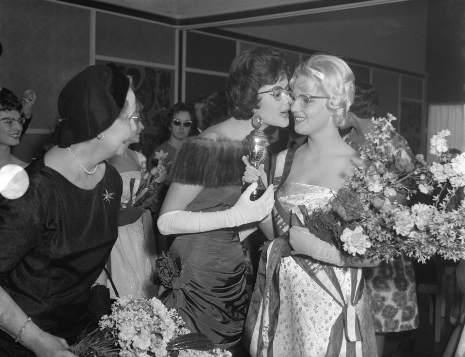Verkiezing van Miss Bril 1959 in het Apollopaviljoen te Amsterdam Miss Bril 195, Bestanddeelnr 910-2380