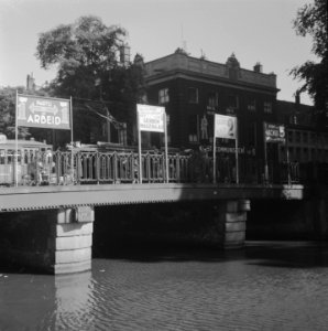 Verkiezingen 1946. Verkiezingscampagne. Affiches (op bruggen) te Amsterdam, Bestanddeelnr 901-7358