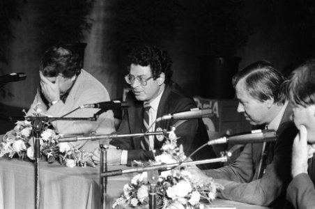 Verkiezingscampagne PvdA in Edenhal in Amsterdam v.l.n.r. Van der Louw , Van Th, Bestanddeelnr 932-3091