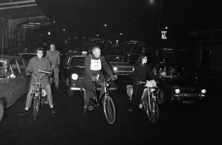 Verkeerstest VPRO-radio tussen fiets, auto en trampassagier fietser onderweg, Bestanddeelnr 924-1058