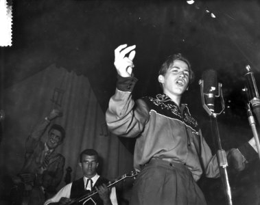 Verkiezing van de Elvis Presley van Amsterdam in Cinema Royal, winnaar Pim Maa, Bestanddeelnr 910-4044