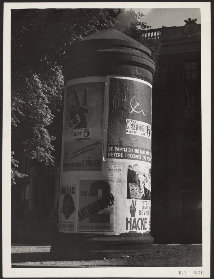 Verkiezingen 1946. Reclamezuil (peperbus) met verkiezingsaffiches te Amsterdam, Bestanddeelnr 041-0321