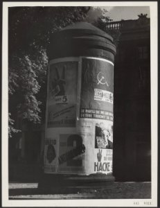 Verkiezingen 1946. Reclamezuil (peperbus) met verkiezingsaffiches te Amsterdam, Bestanddeelnr 041-0321 photo