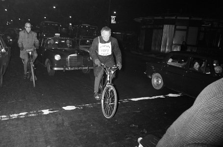 Verkeerstest VPRO-radio tussen fiets, auto en trampassagier, Bestanddeelnr 924-1059