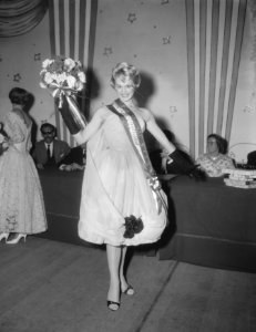Verkiezing van Miss Holland 1958 in Krasnapolsky de winnares Lucienne Struve, 1, Bestanddeelnr 909-5387