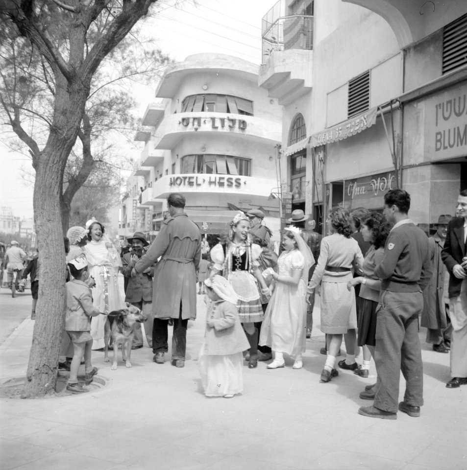 Verklede kinderen samen met volwassenen op straat bij hotel Hess in Tel Aviv bi…, Bestanddeelnr 255-1312