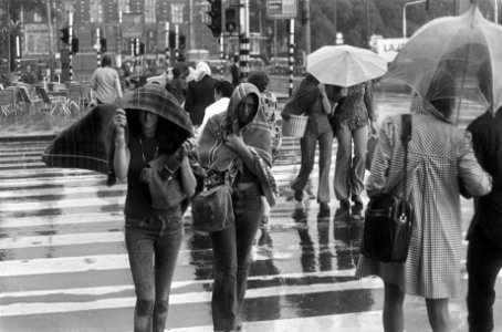 Verkoelende regenbuien in Amsterdam, meisjes met handdoek op hoofd tegen de rege, Bestanddeelnr 926-5156