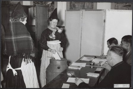 Verkiezingen, klederdrachten, Bestanddeelnr 045-1012
