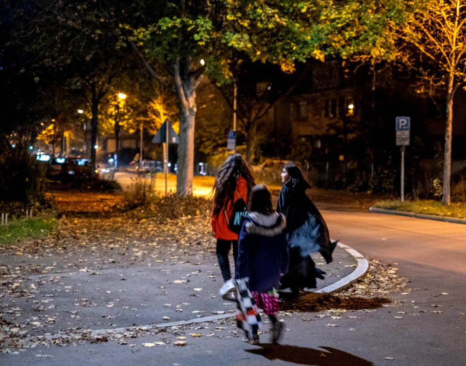 Verkleidete Kinder an Halloween 2019 an der Kreuzung der Hechinger Straße und der Ebertstraße in Tübingen