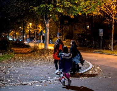 Verkleidete Kinder an Halloween 2019 an der Kreuzung der Hechinger Straße und der Ebertstraße in Tübingen