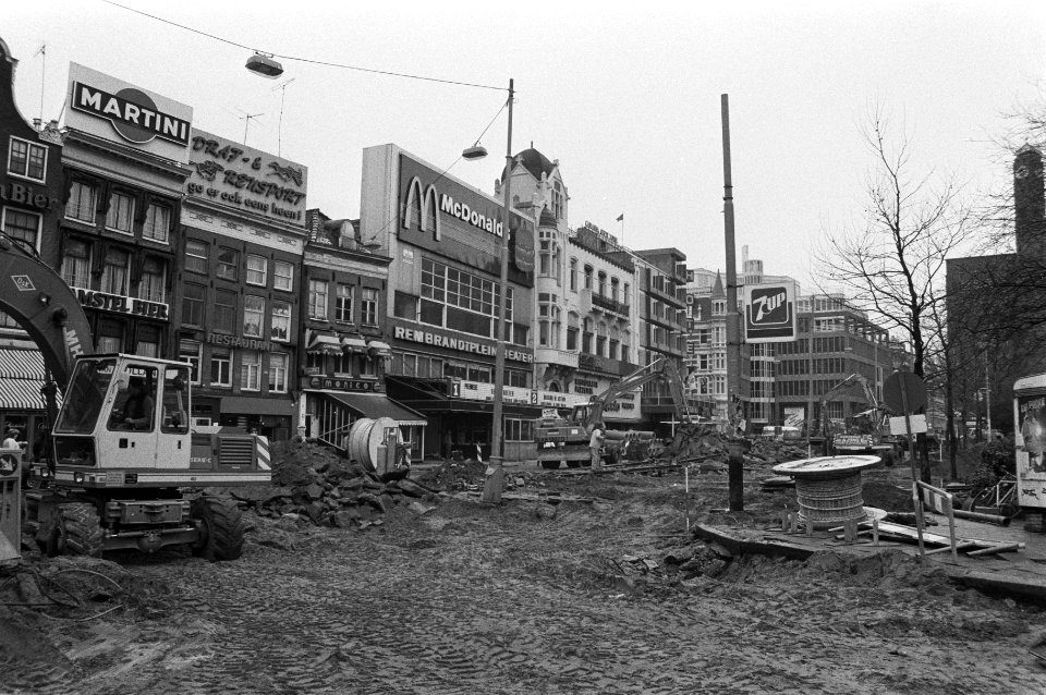 Verkeerssituatie op Rembrandtplein e.o. wordt veranderd opengebroken weg en tro, Bestanddeelnr 933-2549