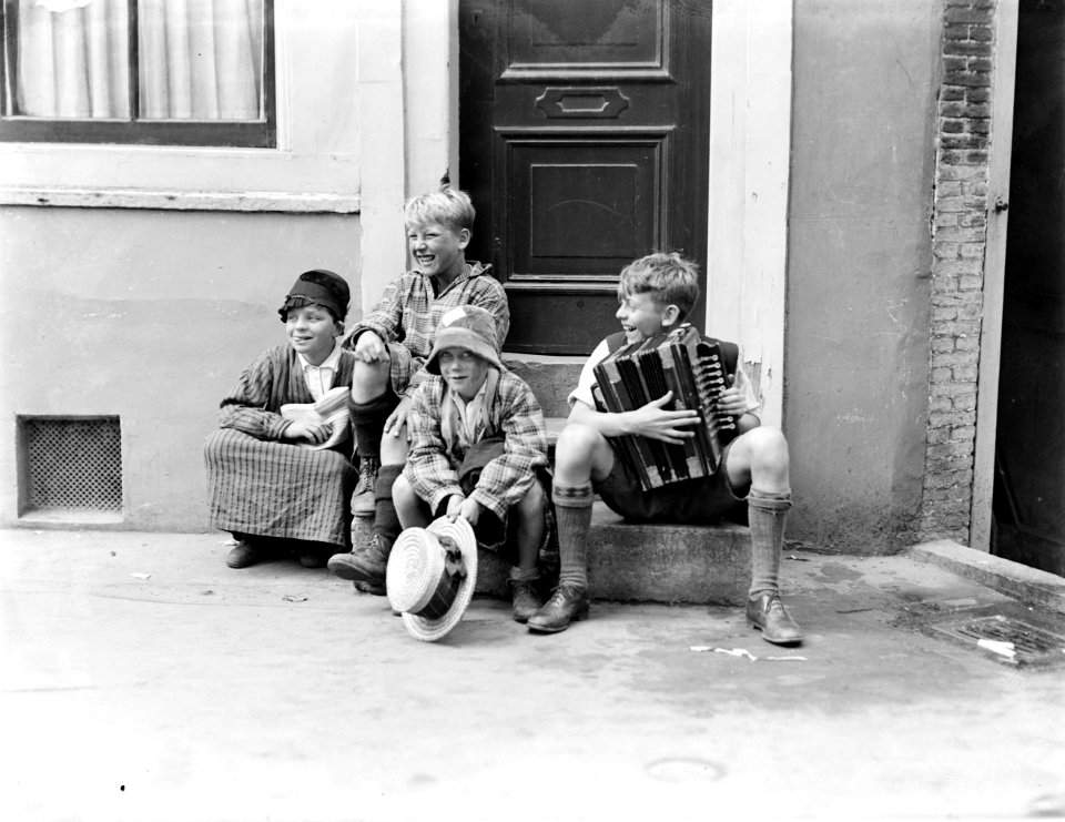 Verklede kinderen op een stoep, Bestanddeelnr 252-1448
