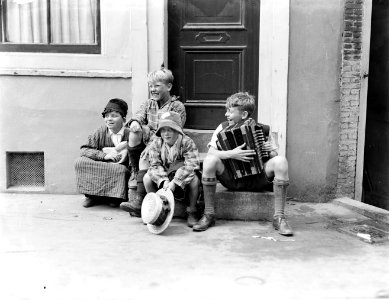 Verklede kinderen op een stoep, Bestanddeelnr 252-1448
