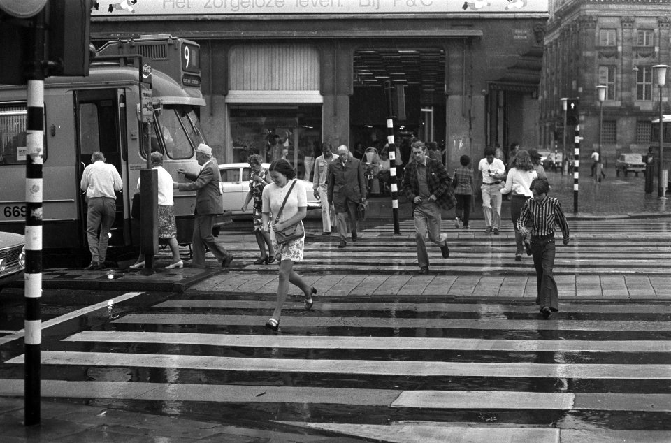 Verkoelende regenbuien in Amsterdam, mensen in de regen op zebrapad, Bestanddeelnr 926-5155