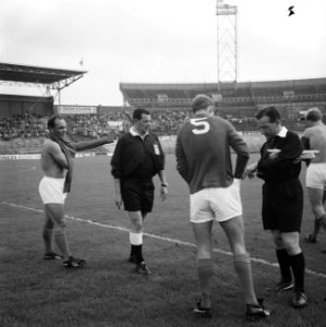 Verkleedpartij op het Veld, v.l.n.r. Boogaard, scheidsrechter Bijleveld, Pijlman, Bestanddeelnr 919-6900
