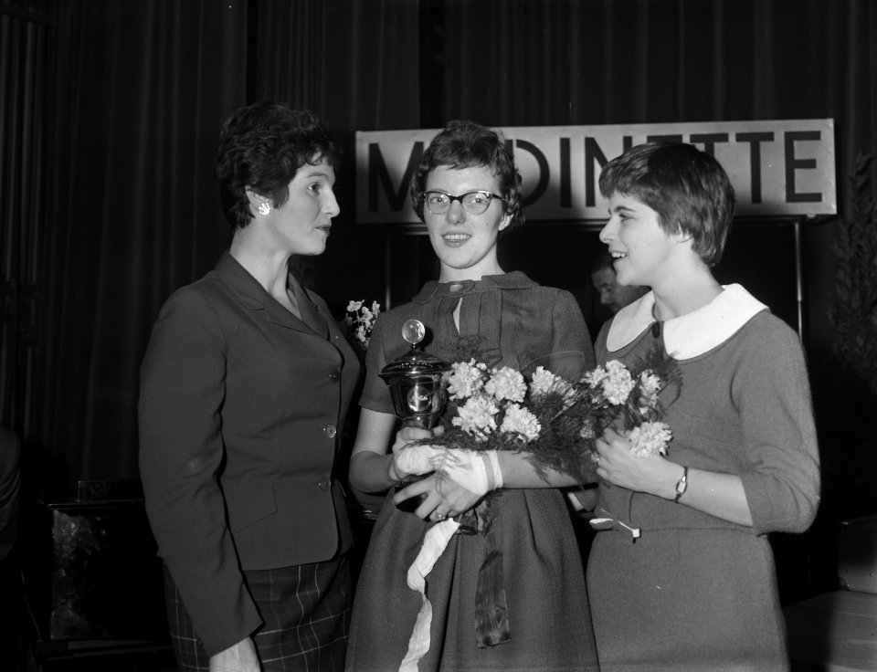 Verkiezing modinette 59 te Amsterdam, vlnr Mies Bouwman , Annie Heerholz (wi, Bestanddeelnr 910-1337