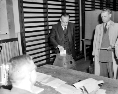 Verkiezing Tweede Kamer der Staten Generaal van 1952. Premier Drees stemt, Bestanddeelnr 905-1847