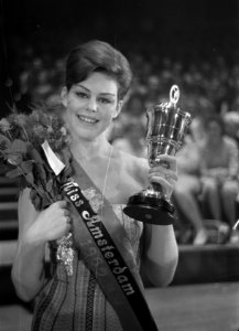 Verkiezing van Miss Amsterdam 1960 in het Concertgebouw Ans Schoon werd Miss Ams, Bestanddeelnr 911-1486
